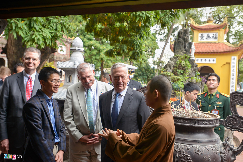 Bộ trưởng Quốc phòng Mỹ James Mattis đến thăm chùa Trấn Quốc